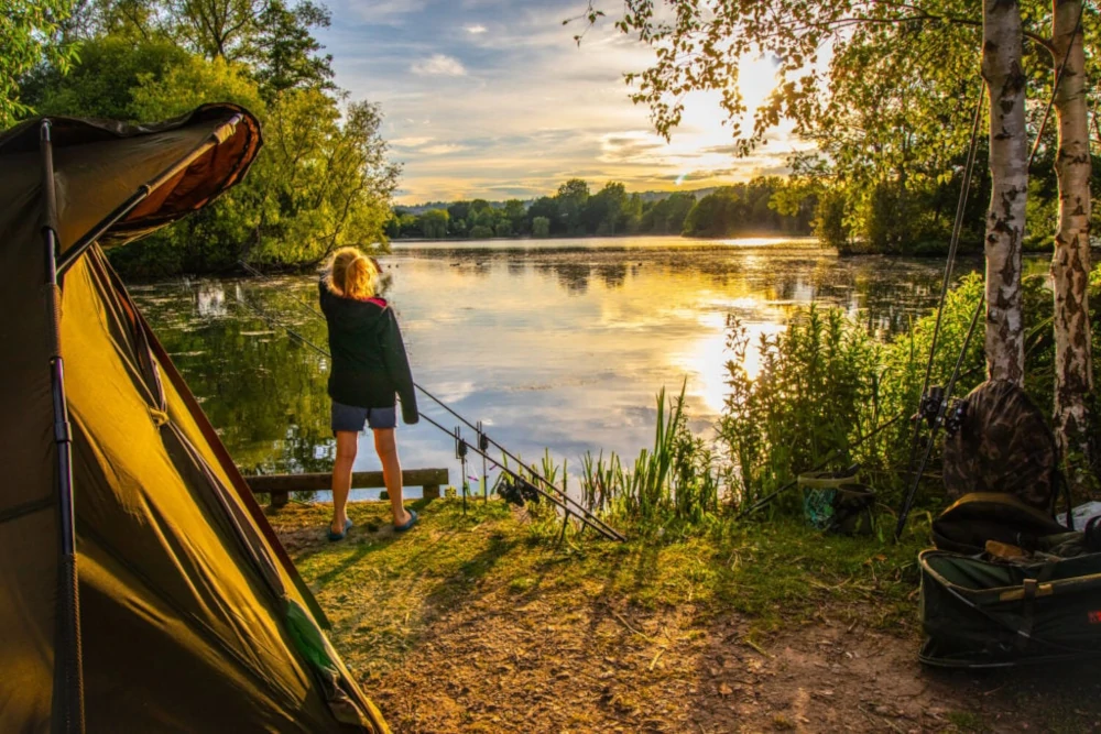 Acampar en la naturaleza actividad para el verano